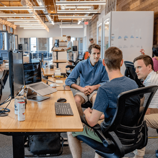 Échanges autour d’un projet digital dans un espace de travail